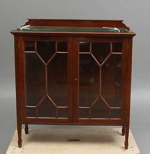 VITRINSKÅP, mahognyfanér, med 2 st glashyllor, 1900-tal.