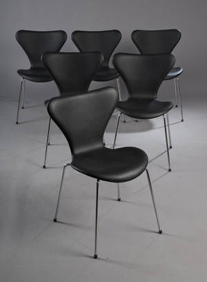 Arne Jacobsen 1902-1971. Sæt på seks stole med sort læder, model 3107 6