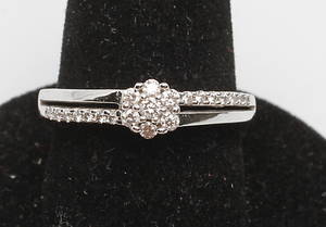 VITGULDSRING med små diamanter, 18k guld, vikt ca 3,5 gr.