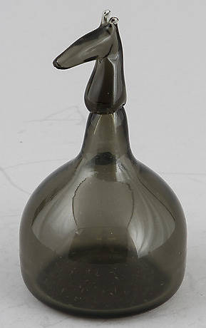 EWA ENGLUND. Skulptur med krönande hästhuvud, gråtonad glasmassa. Pukeberg. Signerad.