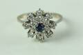 CARMOSÉRING med briljantslipade diamanter, 88 st, samt blå safir, vitt guld, 18 k, 4,4 g
