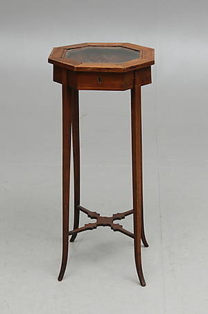 MONTERBORD, oktagonal form, 1800-tal.