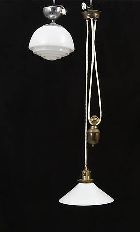 TAKARMATURER, 2st. Hisslampa i  Skomakaremodell samt  taklampa med kupa. 1900-tal.