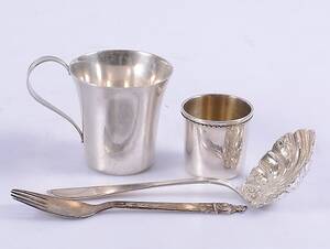 SILVERFÖREMÅL, 4 delar, 1900-tal.