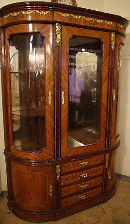 VITRINSKÅP, mahognyintarsiabronser, 1900-tal.