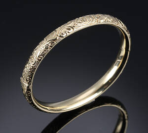 Bernhard Hertz. Armring af 14 kt. guld med stiliseret bladværk
