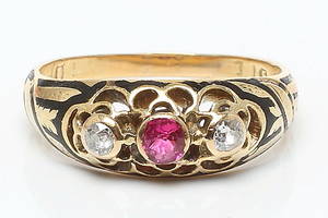 RING, 18k guld, emaljarbete med gammalslipade diamanter om tot ca 0,08ct samt troligen rubin, troligen Stockholm, 1800-talets andra hälft. Vikt 4,7 gram.