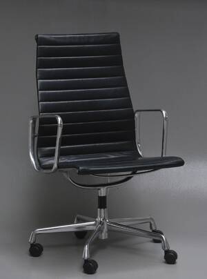 Charles Eames. Kontorstol, model EA-119. Sort læder 