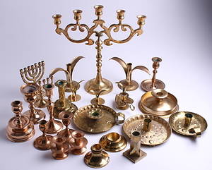 MÄSSINGSLJUSSTAKAR, 25 st, varav 5 st Liljan.