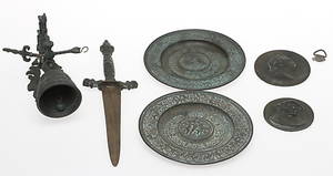 PARTI DIVERSE BRONS, 7 delar, bland annat väggplaketter, klocka, 18001900-tal.