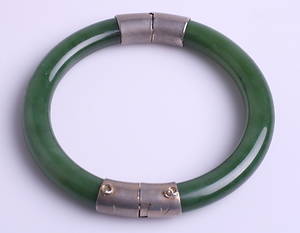 ARMRING, jade, metallåsning, diameter inv 6 cm.