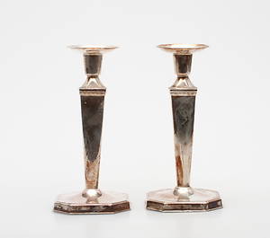 LJUSSTAKAR, ett par, nysilver, GAB, Stockholm, 1900-tal.