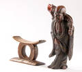 Orientalsk figur samt nakkestøtte af udskåret træ. 1800-1900 tallet. 2