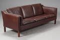 Dansk møbelproducent. Tre-pers. sofa betrukket med brunt læder