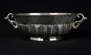 SKÅL MED HÄNKLAR, silver, ornamenterad, vikt 355 gram.