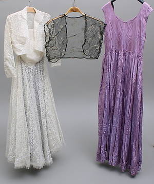 AFTONKLÄNNINGAR, 2 st, med jacka.