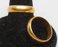 RINGAR, 2 st, 23k guld, vikt ca 10,2 gr.