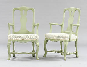 KARMSTOLAR, ett par, senbarockstil, 1900-tal.