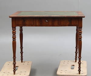 SKRIVBORD med tre lådor, 1800-talets slut.