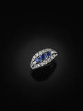 RING, 18 kt vitguld med 3 safirer, 14 briljanter och 2 bagettslipade diamanter ca 0.70 ct.