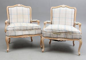 Karmfåtöljer, ett par, Rokokostil. 1900-tal.