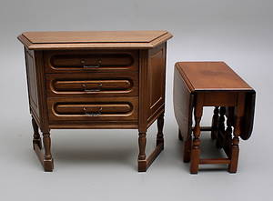 BYRÅ, trä  SLAGBORD,trä båda 1900-tal2000-tal.