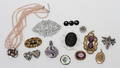 PARTI SMYCKEN MED MERA, 13 delar, broscher, hängen, luktflaska, halsband, bland annat silver, 1900-tal.