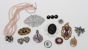 PARTI SMYCKEN MED MERA, 13 delar, broscher, hängen, luktflaska, halsband, bland annat silver, 1900-tal.