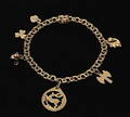 ARMBAND med berlocker, 14k18k guld. Vikt 9,5 gram.