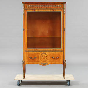 VITRINSKÅP, gustaviansk stil,1900-tal.