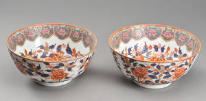 To kinesiske skåle af porcelæn.