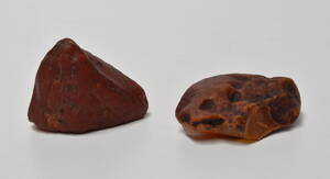 Uforarbejdede ravklumper, ca. 53 gr. og ca. 69 gr. 2 Denne vare er sat til omsalg under nyt varenummer 4163503