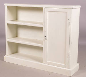 BOKHYLLA med skåp, vitmålat, 1900-talets första hälft.