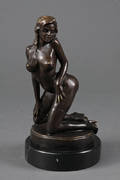 Erotisk bronzefigur, knælende kvinde