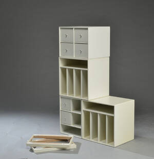 Peter J. Lassen. Fire Montana reolmoduler med sokler 6 