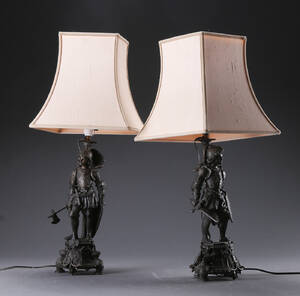 To bordlamper af metal forestillende riddere 2