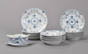 Kgl. P. - Musselmalet Halvblonde middags dele i porcelæn. 17