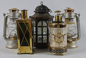 3 LYKTOR SAMT 2 KARAFFER MED SPELDOSA.