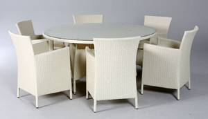 Havemøbler. Rundt bord samt seks havestole, råhvid polyrattan 7