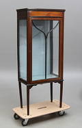 VITRINSKÅP, engelsk stil, 1900-talets första hälft.