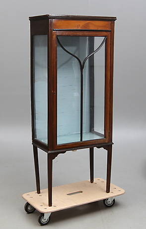 VITRINSKÅP, engelsk stil, 1900-talets första hälft.