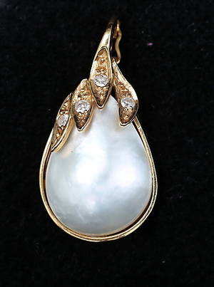 MABÉPÄRLA med 4 st briljanter.