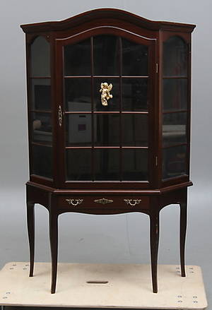VITRINSKÅP, engelsk stil, 1900-tal.