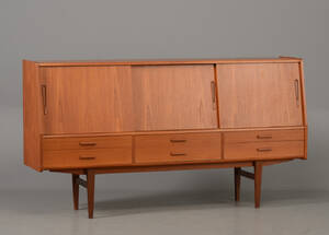 Lav skænk af teak med skrå front, 1960erne