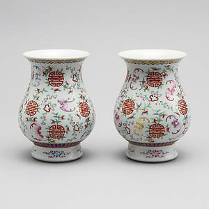 URNOR, ett par, porslin, Kina, 1900-tal.