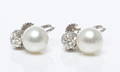 ÖRHÄNGEN med skruv, 1 par, 18k guld med pärla samt diamant, GDCo, 1900-tal.