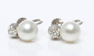 ÖRHÄNGEN med skruv, 1 par, 18k guld med pärla samt diamant, GDCo, 1900-tal.