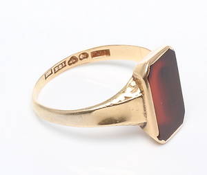 RING, 18k guld med röd sten, KEC Göteborg 1938.