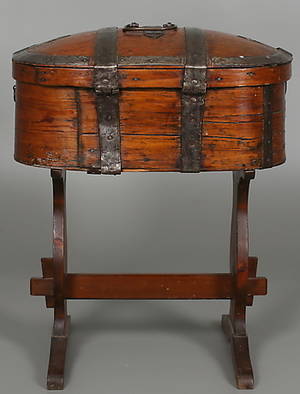 KISTA med järnbeslag och ställning, 1800-talets slut.