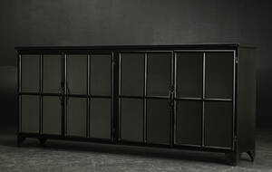 Skænk i sortbemalet metal. Rustikt look. Industrielt design